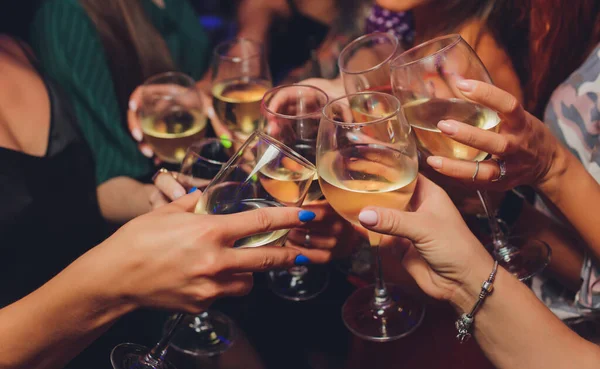 Gros plan du groupe de personnes en train de boire des verres avec du vin ou du champagne devant un fond bokeh. les personnes âgées mains. — Photo