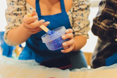 Ev yapımı Sümüklü Oyuncak, Gençlik eğleniyor ve ev yapımı sümük yapıyor. Sümük üzerine seçici odaklanma.