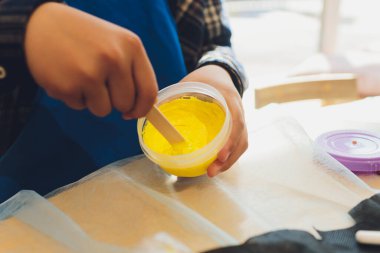 Ev yapımı Sümüklü Oyuncak, Gençlik eğleniyor ve ev yapımı sümük yapıyor. Sümük üzerine seçici odaklanma.