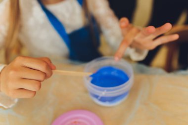 Ev yapımı Sümüklü Oyuncak, Gençlik eğleniyor ve ev yapımı sümük yapıyor. Sümük üzerine seçici odaklanma.
