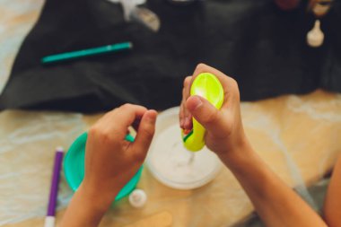 Ev yapımı Sümüklü Oyuncak, Gençlik eğleniyor ve ev yapımı sümük yapıyor. Sümük üzerine seçici odaklanma.
