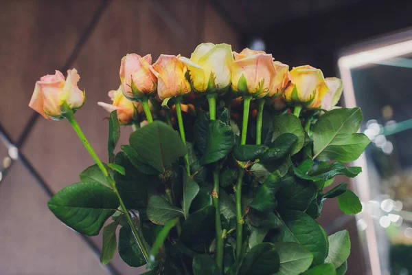 Ramo de flores variadas en diferentes colores. —  Fotos de Stock