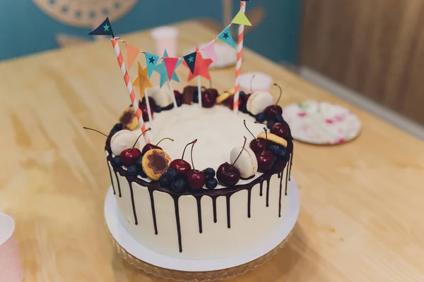 Красивий смачний торт на день народження та подарунки на світлому фоні . — стокове фото