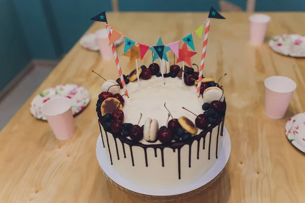 Красивий смачний торт на день народження та подарунки на світлому фоні . — стокове фото