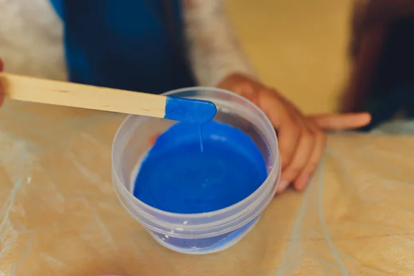 Ingrediente para fazer casa feita brinquedo chamado Slime, adolescente se divertindo e sendo criativo lodo caseiro. Foco seletivo em Slime . — Fotografia de Stock