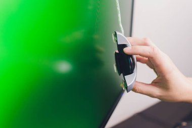 Ofiste Görüntü Ayarlaması ile fotoğrafçı monitörü, renkleri ayarlamak için araçlar.