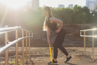 Genç sporcu, elastik bir bantla egzersiz yapıyor. Fitness. Spor..