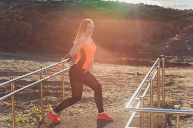 Genç sporcu, elastik bir bantla egzersiz yapıyor. Fitness. Spor..