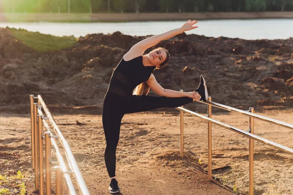 Desportista de sucesso feliz levantando braços para o céu em dourado volta iluminação pôr do sol verão. atleta de fitness com braços para cima comemorando objetivos após esporte exercício e exercício ao ar livre. Espaço de cópia . — Fotografia de Stock