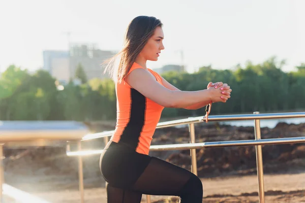 Jeune femme athlétique faisant des exercices avec une bande élastique. En forme. Le sport. — Photo