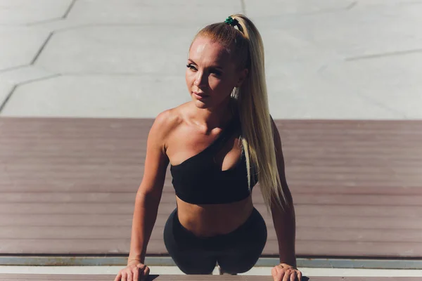 Fitness kvinna gör armhävningar Utomhusträning träning sommar kväll sida vy Begreppet sport hälsosam livsstil. — Stockfoto