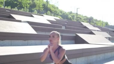 Genç sporcu kadın, esneme hareketleri yapıyor..