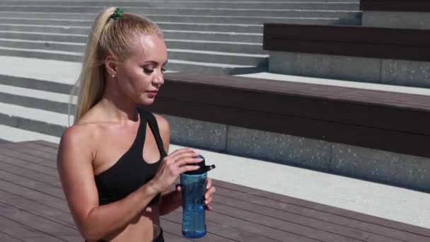 Ajuste de agua potable rubia en un día soleado . — Vídeo de stock