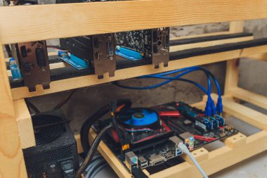 Bitcoin ve kripto para için ev yapımı madencilik çiftliği.