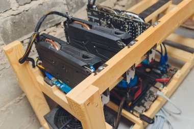 Bitcoin ve kripto para için ev yapımı madencilik çiftliği.