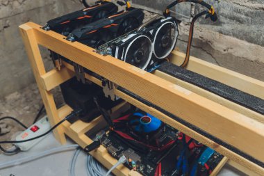 Bitcoin ve kripto para için ev yapımı madencilik çiftliği.