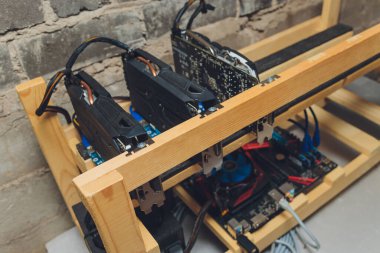 Bitcoin ve kripto para için ev yapımı madencilik çiftliği.