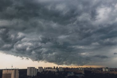 Şiddetli yağmur fırtınasından önce. Gökyüzü bulutlarla kaplanmış durumda. Bir sürü yıldırım ve güçlü rüzgar..