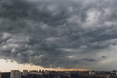 Şiddetli yağmur fırtınasından önce. Gökyüzü bulutlarla kaplanmış durumda. Bir sürü yıldırım ve güçlü rüzgar..