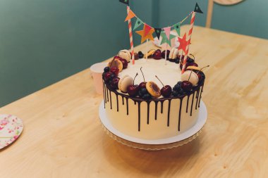 Nefis doğum günü pastası ve açık arkaplanda hediyeler.