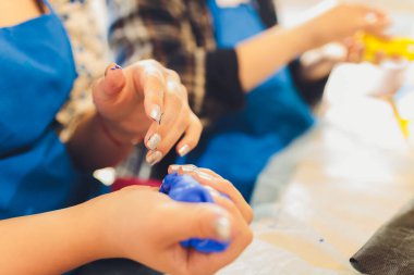 Ev yapımı Sümüklü Oyuncak, Gençlik eğleniyor ve ev yapımı sümük yapıyor. Sümük üzerine seçici odaklanma.