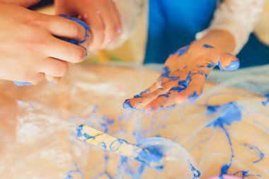 Ev yapımı Sümüklü Oyuncak, Gençlik eğleniyor ve ev yapımı sümük yapıyor. Sümük üzerine seçici odaklanma.