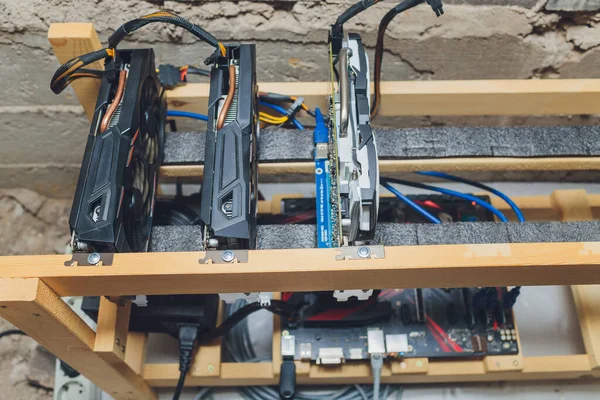 Bitcoin ve kripto para için ev yapımı madencilik çiftliği.