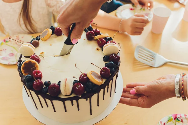 Όμορφη νόστιμη τούρτα γενεθλίων και δώρα στο φως φόντο. — Φωτογραφία Αρχείου