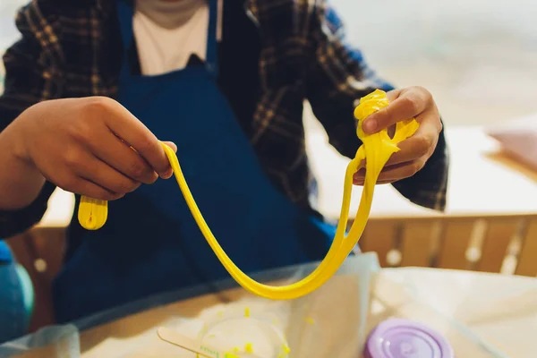 Ингредиенты для приготовления домашней игрушки Called Slime, веселые и креативные домашние слизи. Селективный акцент на слизи. — стоковое фото