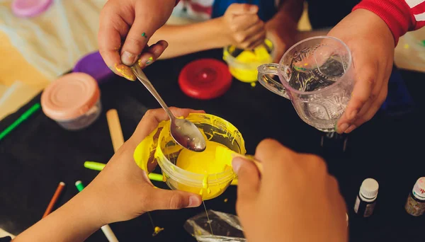Ingrediente para hacer casero juguete llamado limo, Adolescente divertirse y ser creativo limo casero. Enfoque selectivo en el limo . —  Fotos de Stock