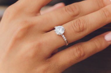 Gümüş mücevherli boho stil kadın ellerine yakın çekim.