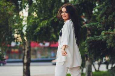 Parkta yürüyen güzel bir kadın. bahar.