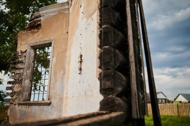 Günbatımında yıkılmış binaların manzarası, yıpranmış görüntü veya doğal afet.