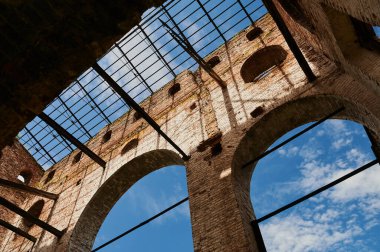 Günbatımında yıkılmış binaların manzarası, yıpranmış görüntü veya doğal afet.