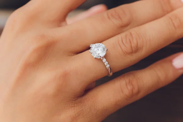 Close-up van boho stijl vrouw handen met zilveren sieraden. — Stockfoto