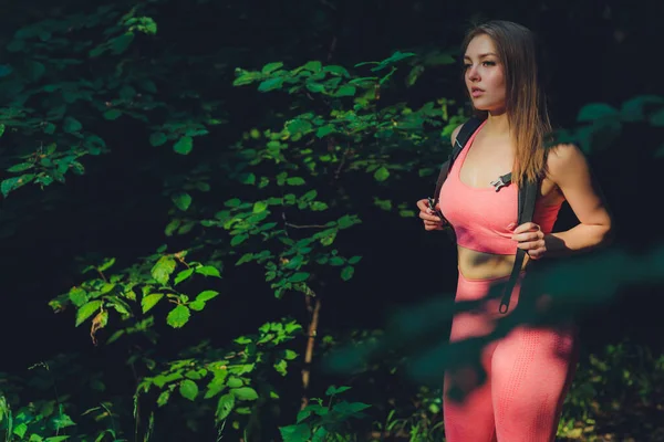 Sorria menina exercitando ao ar livre no parque verde, atividade com braços esticados. Jovem mulher fitness fazendo alongamento exercícios de treinamento fora. Desportista na natureza. Estilo de vida saudável. — Fotografia de Stock