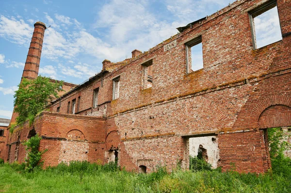 Paisaje de edificios en ruinas al atardecer, imagen de decrepitud o desastre natural. —  Fotos de Stock