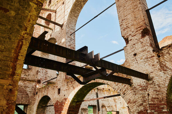 Пейзаж разрушенных зданий на закате, образ ветхости или стихийного бедствия.