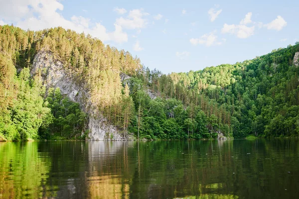 화창 한 여름날, 전경의 푸른 들판 과언 덕의 산들과 언덕들의 자연 경관. — 스톡 사진