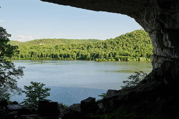 Naturlig utsikt över gröna fält i förgrunden och berg av klippor och kullar i bakgrunden på en solig sommardag. — Stockfoto