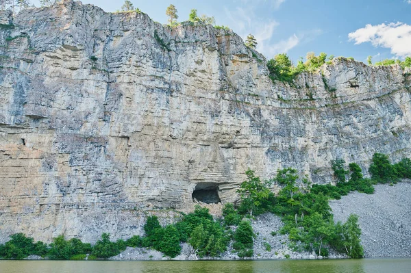 Vue naturelle des champs verdoyants au premier plan et des montagnes de falaises et de collines en arrière-plan par une journée d'été ensoleillée. — Photo