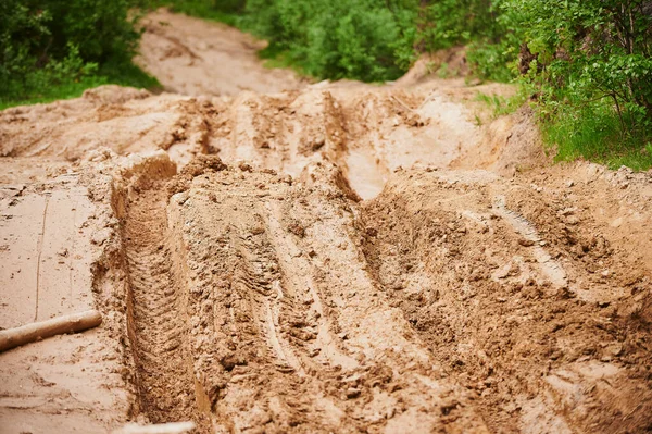 Sucio camino de tierra borrosa con huellas de neumáticos en primavera. Fuera de carretera . —  Fotos de Stock