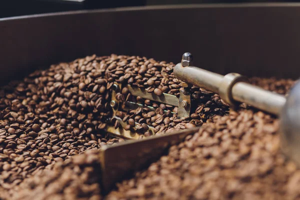 Refroidissement des grains de café dans un café confortable. — Photo