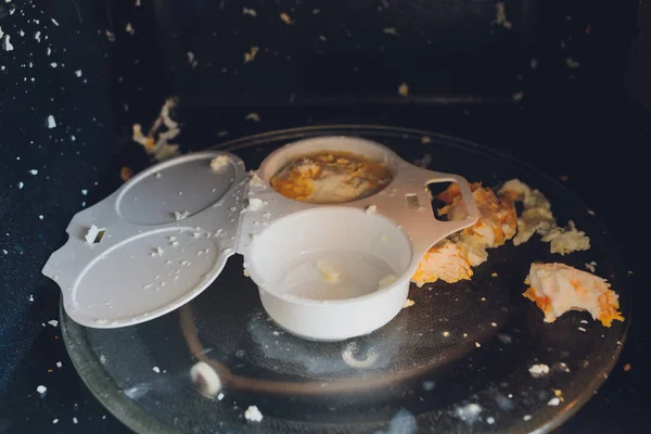 Explosão de ovos no micro-ondas vista superior. Fragmento de um recipiente de plástico para cozinhar ovos em forno de microondas . — Fotografia de Stock