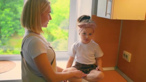 Portrait of an adorable mother and daughter preparing a daughter together in the kitchen. — Stock Video