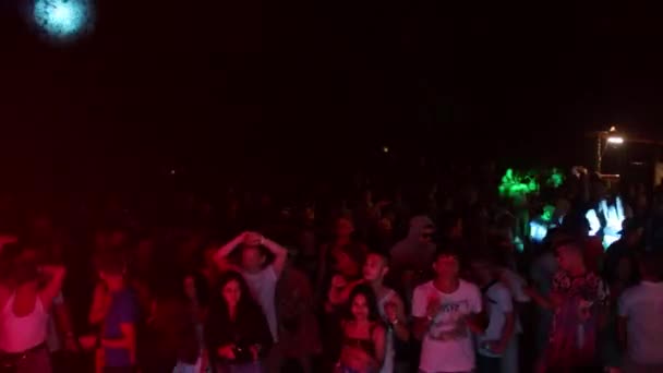 Oufa, Russie, 3 juin, 2020 : discothèque dj rave party avec foule de gens mains en l'air. — Video