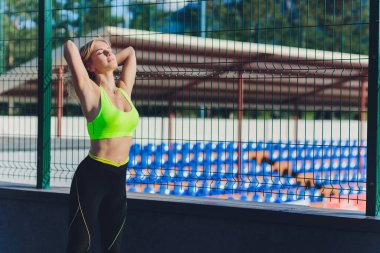 Genç bayan koşmadan önce biraz ısınma egzersizi yapıyor..