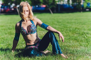 Sokak Şaabi dansı ve şehir dansçısı konsepti - sokaklarda Arap müziğiyle dans eden neşeli dansçı.