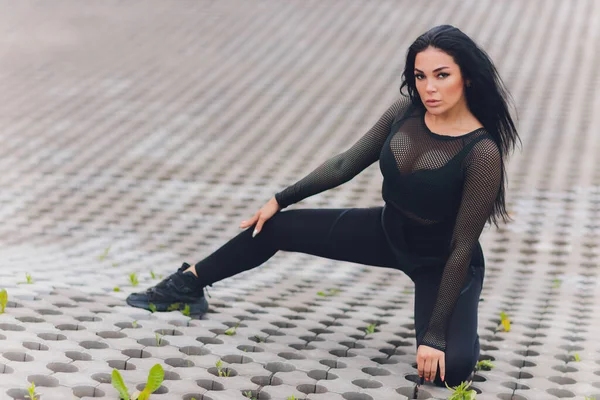 Donna attraente e forte che si estende prima del fitness nel parco estivo. Concetto sportivo. Stile di vita sano. — Foto Stock