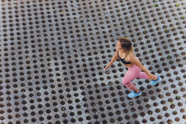 Jovem mulher correndo no parque no verão . — Fotografia de Stock